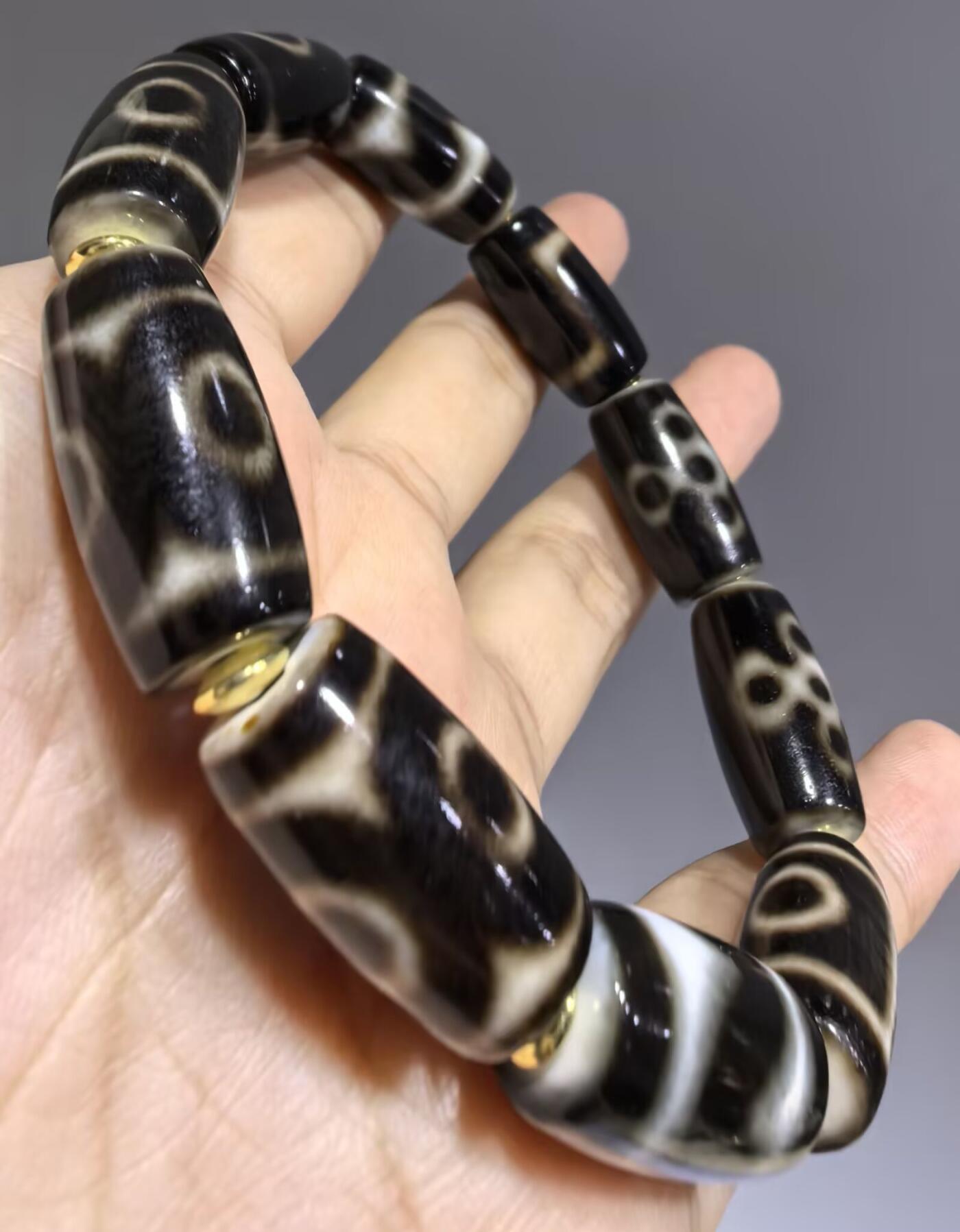 天地、三眼天珠多宝手串男款 尺寸:2.2cm*1.1cm 热门图腾，胎脂温润，晕色独特，皮壳包浆浑厚。