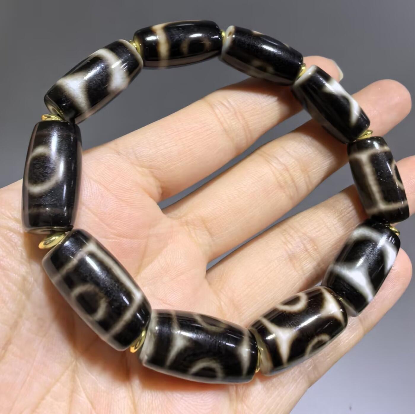 天地、三眼天珠多宝手串男款 尺寸:2.2cm*1.1cm 热门图腾，胎脂温润，晕色独特，皮壳包浆浑厚。