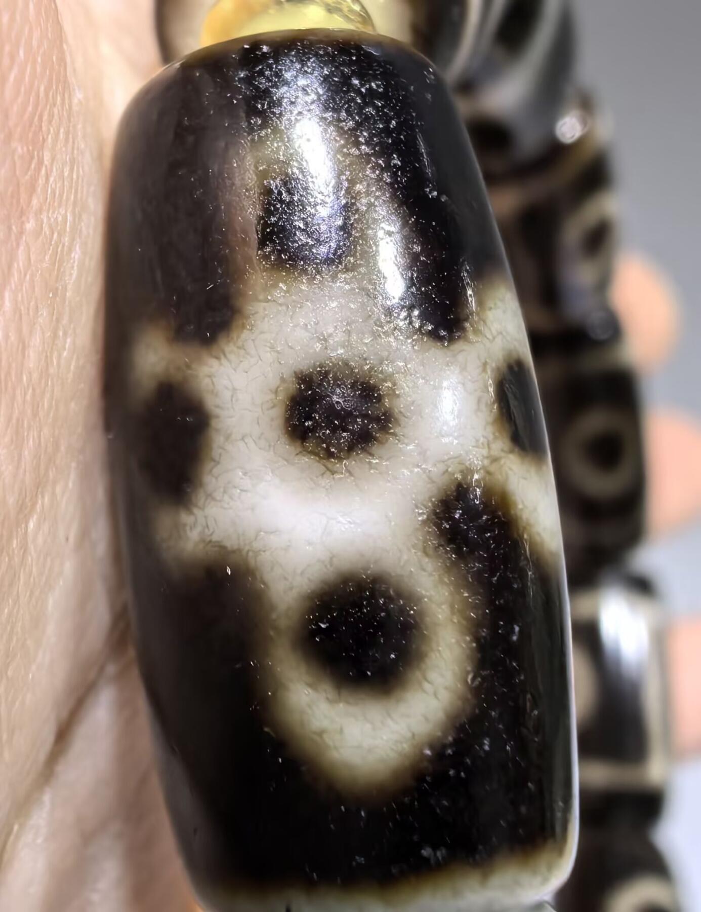 天地、三眼天珠多宝手串男款 尺寸:2.2cm*1.1cm 热门图腾，胎脂温润，晕色独特，皮壳包浆浑厚。