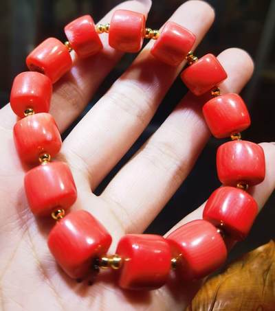 纯天然台湾莫莫珊瑚桶珠手串男女款，可见天然虫眼，不影响佩戴！实物颜色偏粉！尺寸：1.0cm*1.2cm