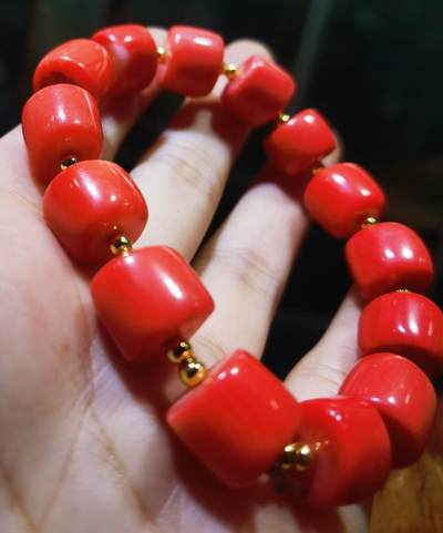 纯天然台湾莫莫珊瑚桶珠手串男女款，可见天然虫眼，不影响佩戴！实物颜色偏粉！尺寸：1.0cm*1.2cm
