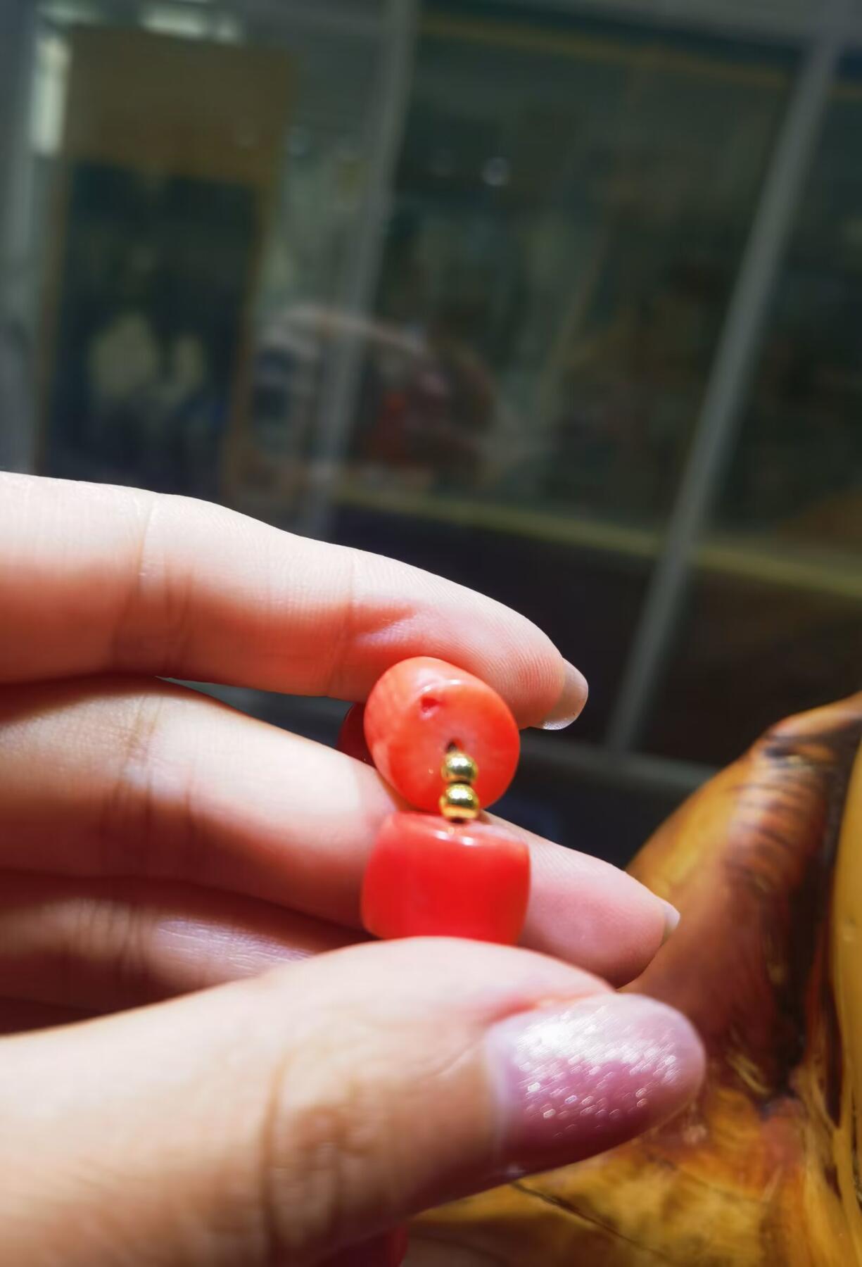 纯天然台湾莫莫珊瑚桶珠手串男女款，可见天然虫眼，不影响佩戴！实物颜色偏粉！尺寸：1.0cm*1.2cm