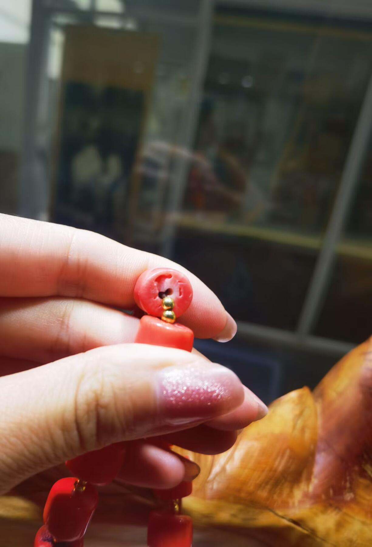 纯天然台湾莫莫珊瑚桶珠手串男女款，可见天然虫眼，不影响佩戴！实物颜色偏粉！尺寸：1.0cm*1.2cm