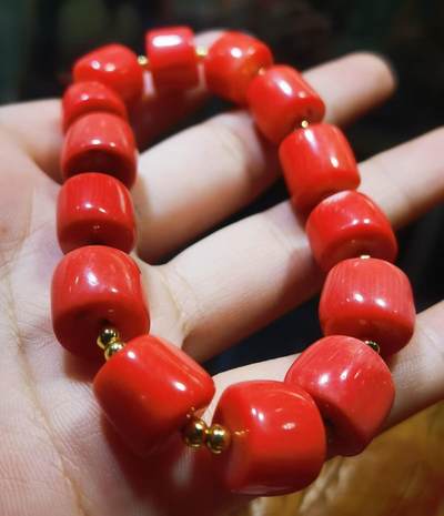 纯天然台湾莫莫珊瑚桶珠手串男女款，可见天然虫眼，不影响佩戴！实物颜色偏粉！尺寸：1.0cm*1.2cm