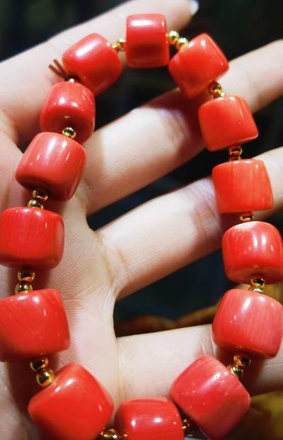 纯天然台湾莫莫珊瑚桶珠手串男女款，可见天然虫眼，不影响佩戴！实物颜色偏粉！尺寸：1.0cm*1.2cm