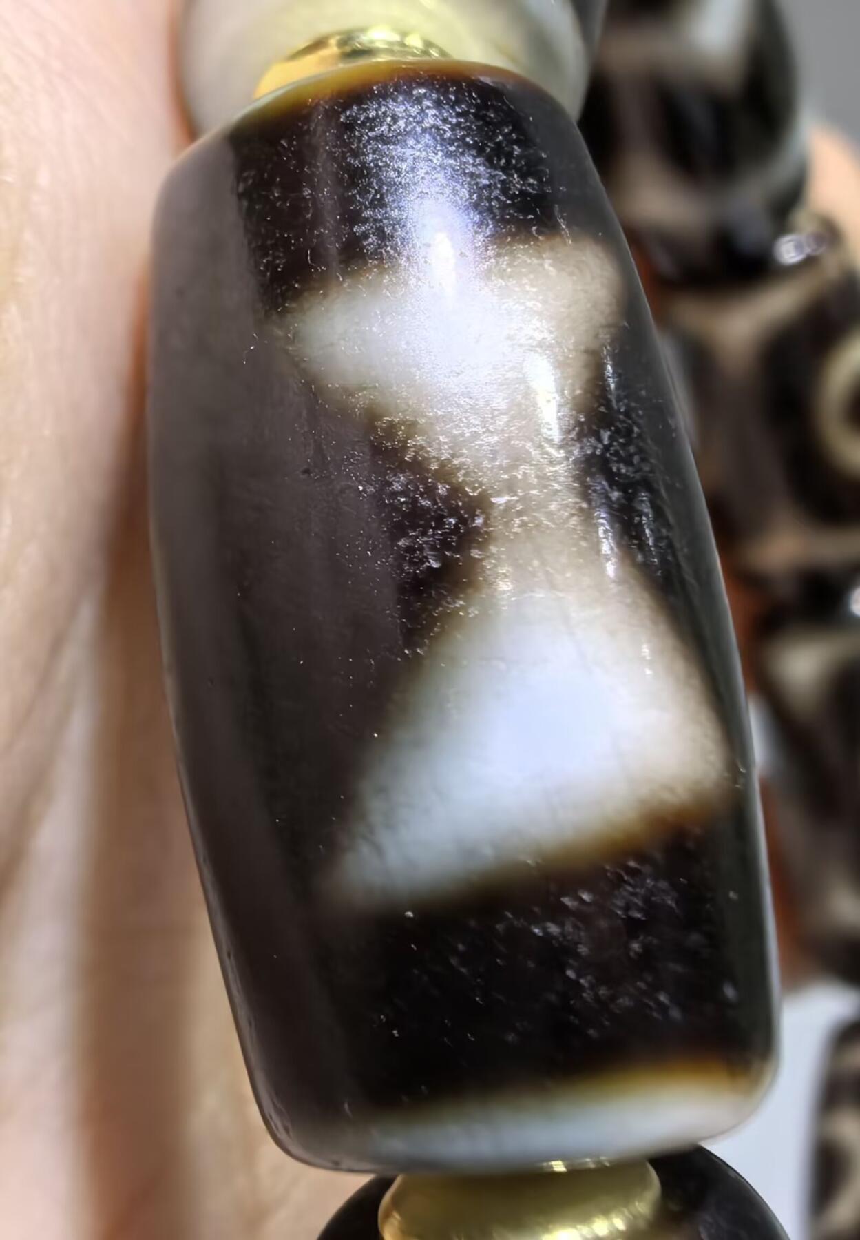 天地、三眼天珠多宝手串男款 尺寸:2.2cm*1.1cm 热门图腾，胎脂温润，晕色独特，皮壳包浆浑厚。