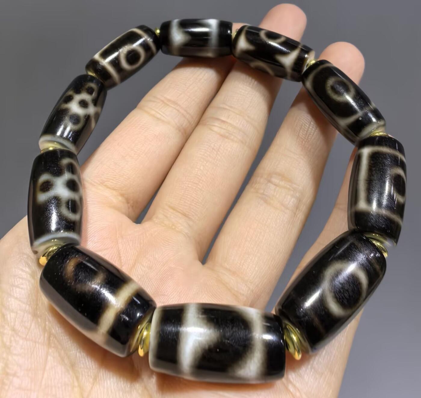 天地、三眼天珠多宝手串男款 尺寸:2.2cm*1.1cm 热门图腾，胎脂温润，晕色独特，皮壳包浆浑厚。