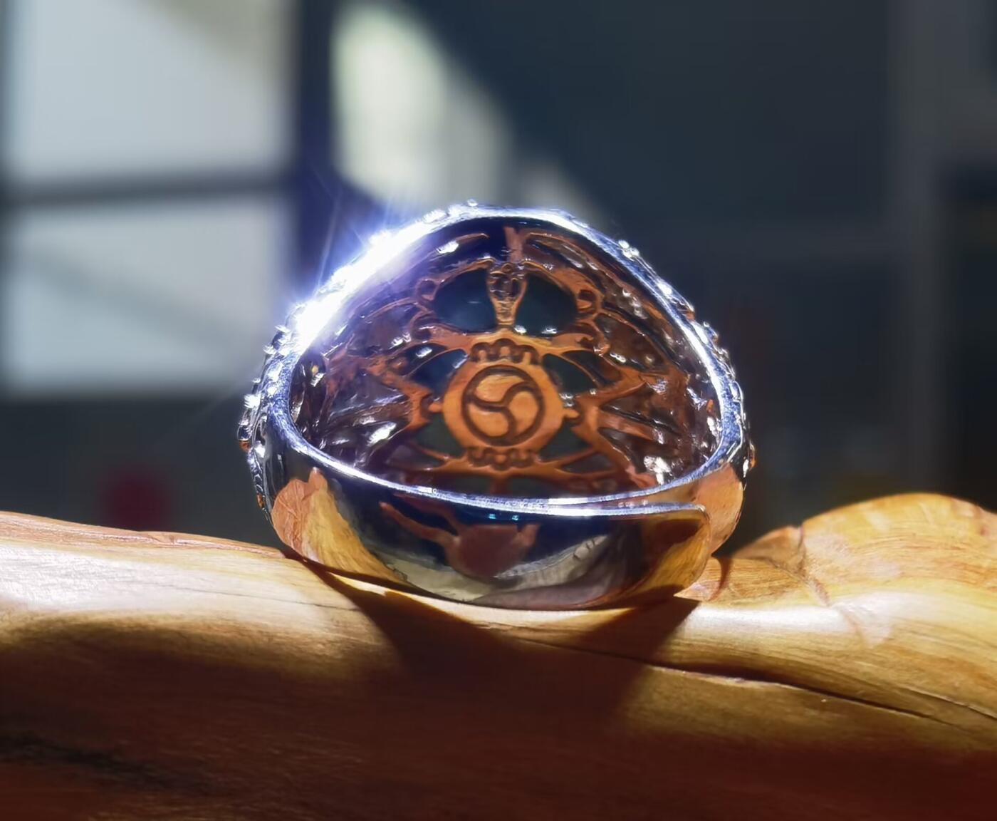 纯天然原矿松石雕刻兽面戒指男款，纯天然原矿松石能做雕刻要求瓷度密度比较高。松石瓷度不够，在雕刻的过程中容易松散，裸石干净漂亮。纯手工雕刻。霸气侧漏。尺寸:16mm×14mm*8mm纯银镂空镶嵌可调节指圈。