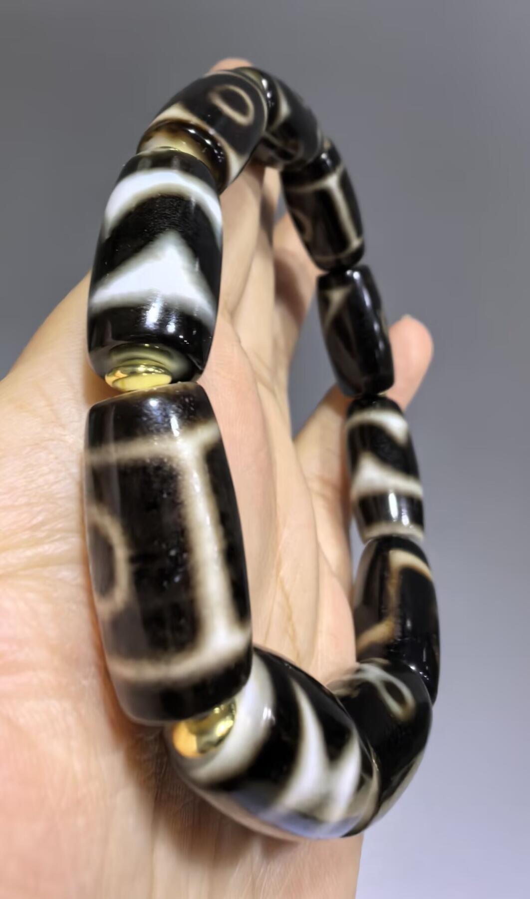 天地、三眼天珠多宝手串男款 尺寸:2.2cm*1.1cm 热门图腾，胎脂温润，晕色独特，皮壳包浆浑厚。