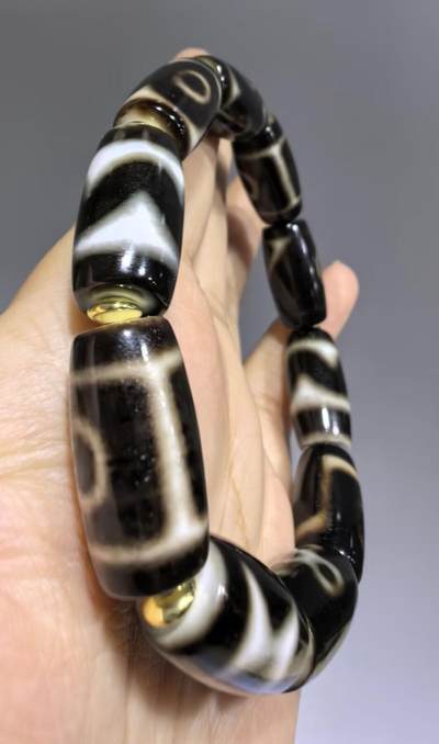 天地、三眼天珠多宝手串男款 尺寸:2.2cm*1.1cm 热门图腾，胎脂温润，晕色独特，皮壳包浆浑厚。