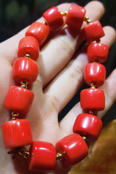 纯天然台湾莫莫珊瑚桶珠手串男女款，可见天然虫眼，不影响佩戴！实物颜色偏粉！尺寸：1.0cm*1.2cm