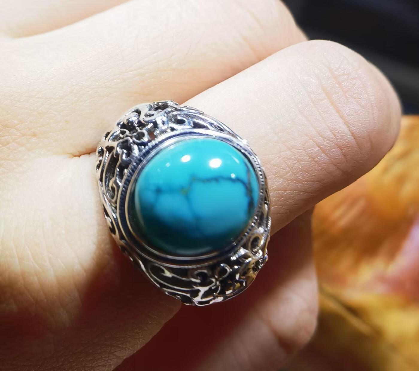 原矿高瓷蓝松石男款戒指，原矿绿松石、无优化，无染色高瓷，高密度，可见天然铁线，裸石尺寸:13mm*11mm纯银镂空镶嵌可调节圈口！