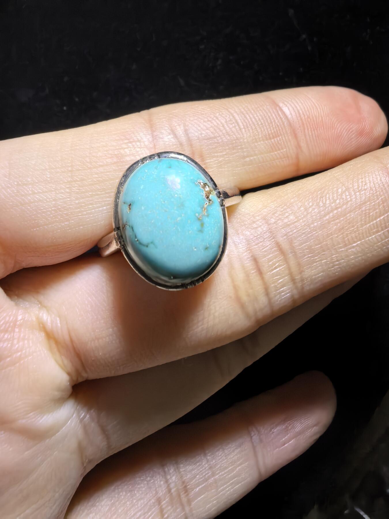 高瓷高蓝原矿无优化松石戒指男女款，高瓷蓝，瓷度极高，可见天然铁线。尺寸:1.35cm*11cm纯银镶嵌可调节指圈！