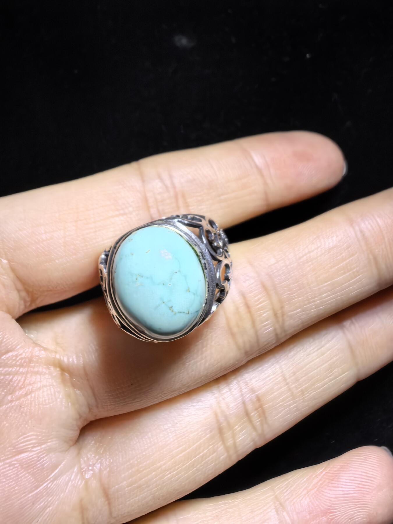 原矿绿松石男款戒指，无优化，无染色高瓷，高密度，可见天然铁线，裸石尺寸:13mm*11mm纯银镶嵌可调节圈口！