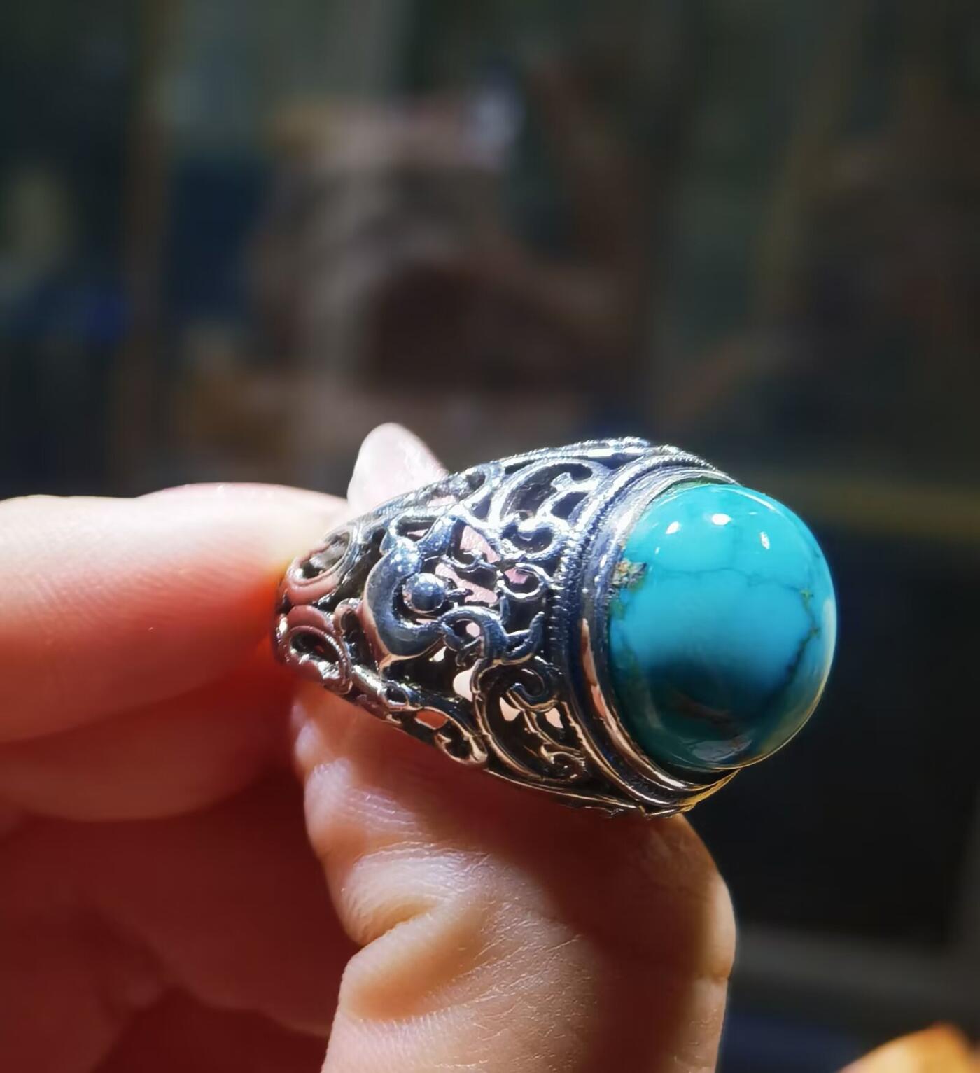 原矿高瓷蓝松石男款戒指，原矿绿松石、无优化，无染色高瓷，高密度，可见天然铁线，裸石尺寸:13mm*11mm纯银镂空镶嵌可调节圈口！