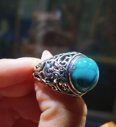 原矿高瓷蓝松石男款戒指，原矿绿松石、无优化，无染色高瓷，高密度，可见天然铁线，裸石尺寸:13mm*11mm纯银镂空镶嵌可调节圈口！