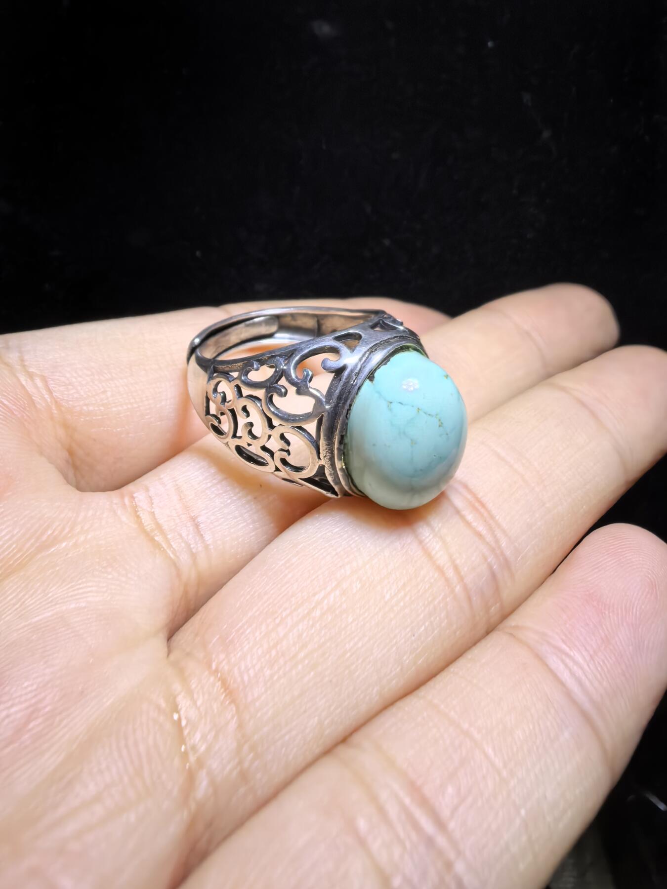 原矿绿松石男款戒指，无优化，无染色高瓷，高密度，可见天然铁线，裸石尺寸:13mm*11mm纯银镶嵌可调节圈口！