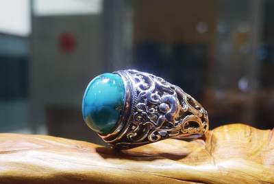 原矿高瓷蓝松石男款戒指，原矿绿松石、无优化，无染色高瓷，高密度，可见天然铁线，裸石尺寸:13mm*11mm纯银镂空镶嵌可调节圈口！