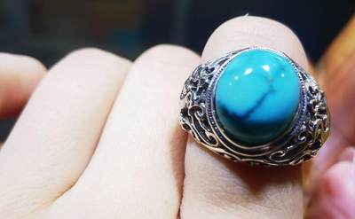 原矿高瓷蓝松石男款戒指，原矿绿松石、无优化，无染色高瓷，高密度，可见天然铁线，裸石尺寸:13mm*11mm纯银镂空镶嵌可调节圈口！