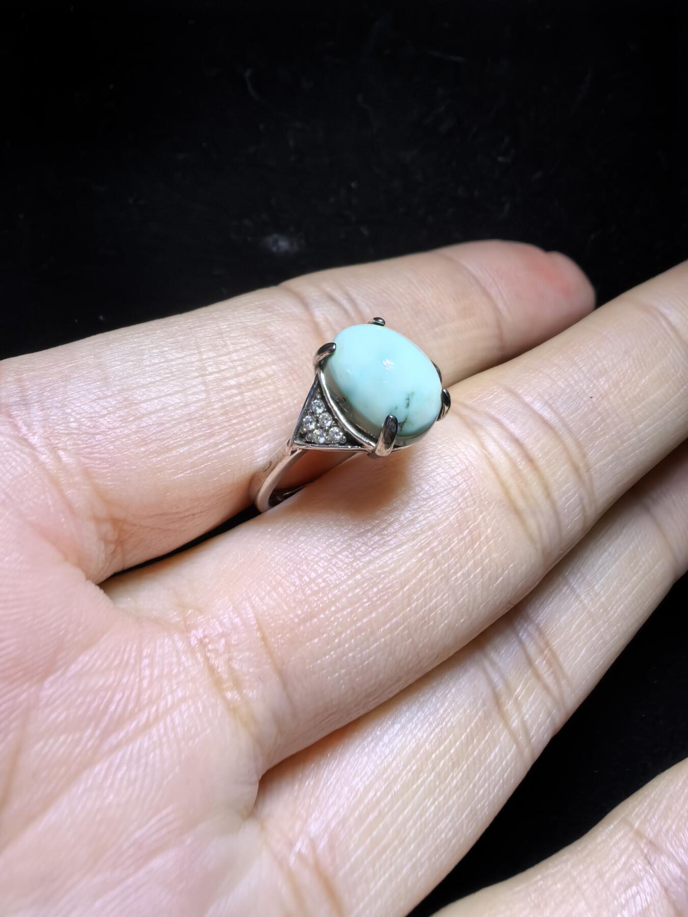 原矿无优化绿松石女款戒指，高瓷，无优化，清新淡雅。纯银镶嵌可调节指圈。裸石尺寸：0.9cm*0.7cm