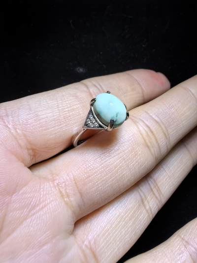 原矿无优化绿松石女款戒指，高瓷，无优化，清新淡雅。纯银镶嵌可调节指圈。裸石尺寸：0.9cm*0.7cm
