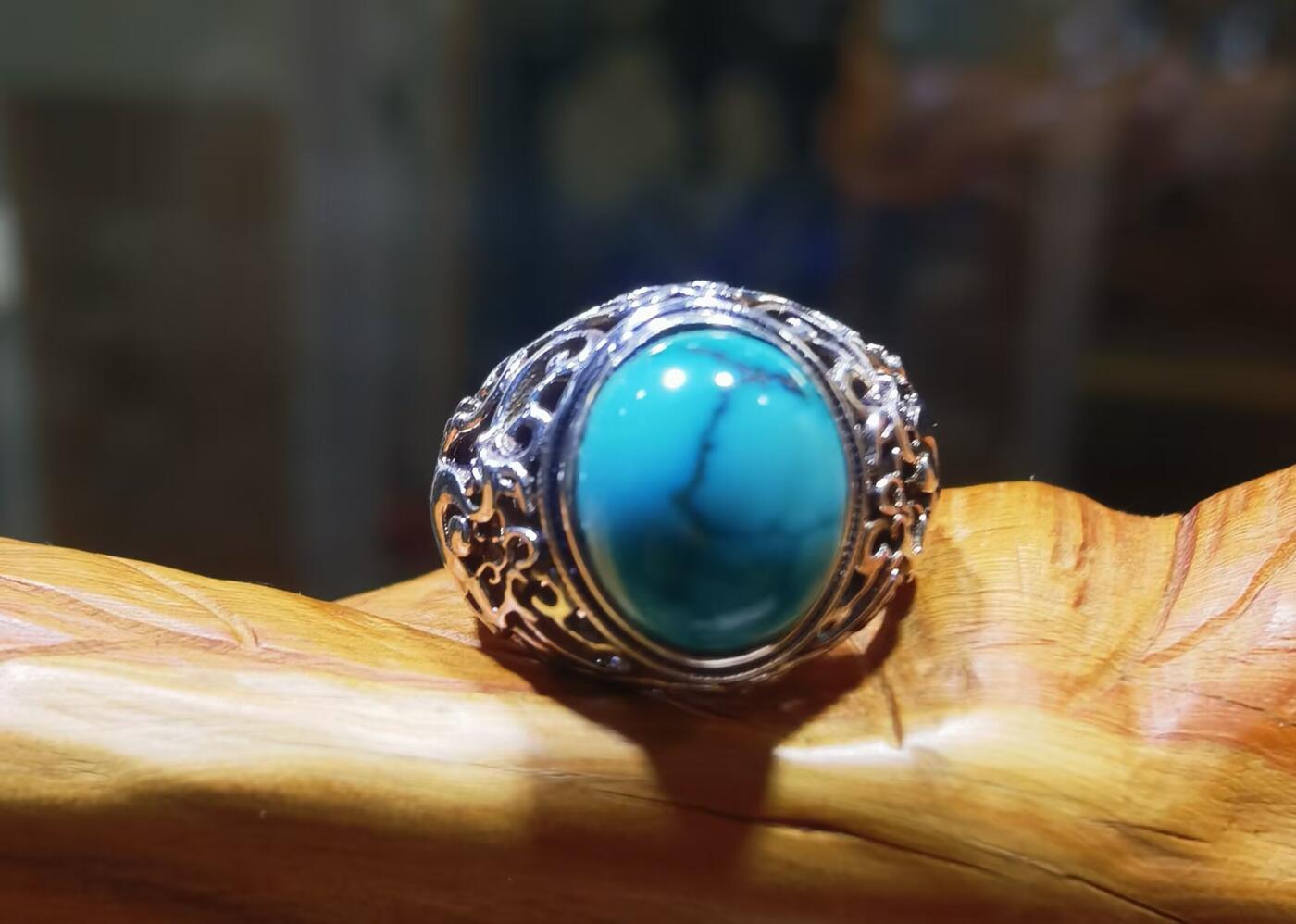 原矿高瓷蓝松石男款戒指，原矿绿松石、无优化，无染色高瓷，高密度，可见天然铁线，裸石尺寸:13mm*11mm纯银镂空镶嵌可调节圈口！