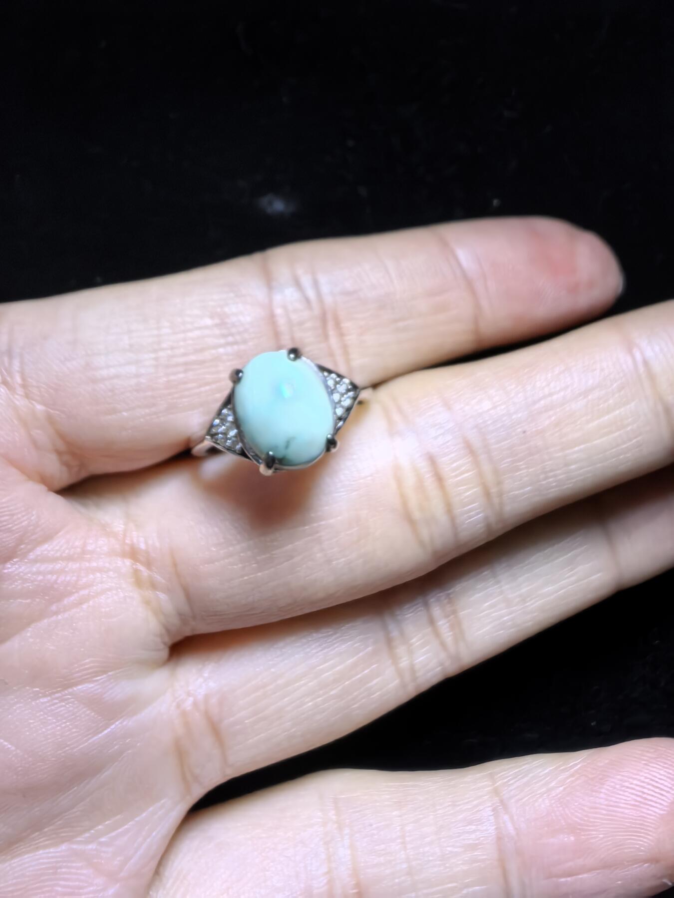 原矿无优化绿松石女款戒指，高瓷，无优化，清新淡雅。纯银镶嵌可调节指圈。裸石尺寸：0.9cm*0.7cm