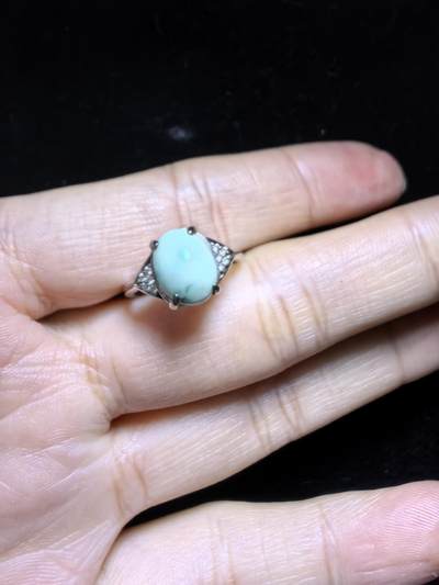 原矿无优化绿松石女款戒指，高瓷，无优化，清新淡雅。纯银镶嵌可调节指圈。裸石尺寸：0.9cm*0.7cm