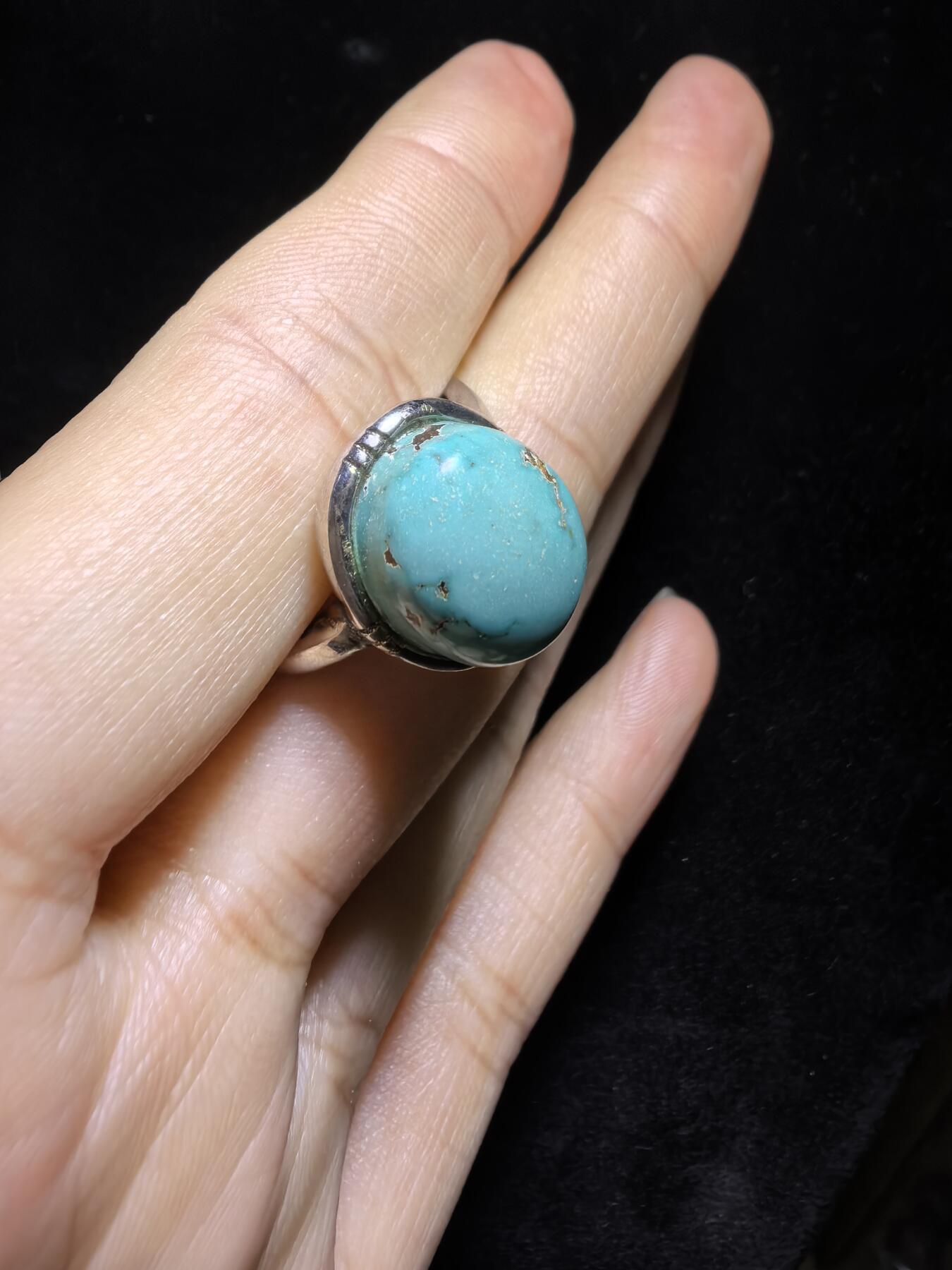 高瓷高蓝原矿无优化松石戒指男女款，高瓷蓝，瓷度极高，可见天然铁线。尺寸:1.35cm*11cm纯银镶嵌可调节指圈！