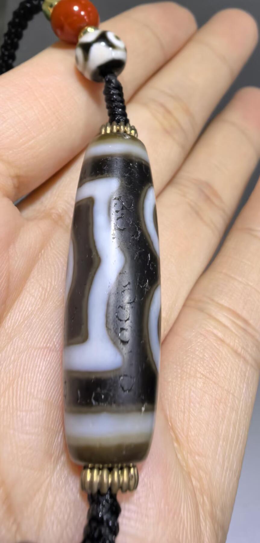 宝盖三眼天珠项链锁骨链吊坠挂件男女款，这款天珠（熊猫三眼天珠）又成"宝盖三眼天珠"咬线清晰，胎脂油润，晕色独特！
尺寸:3.7*1.1cm