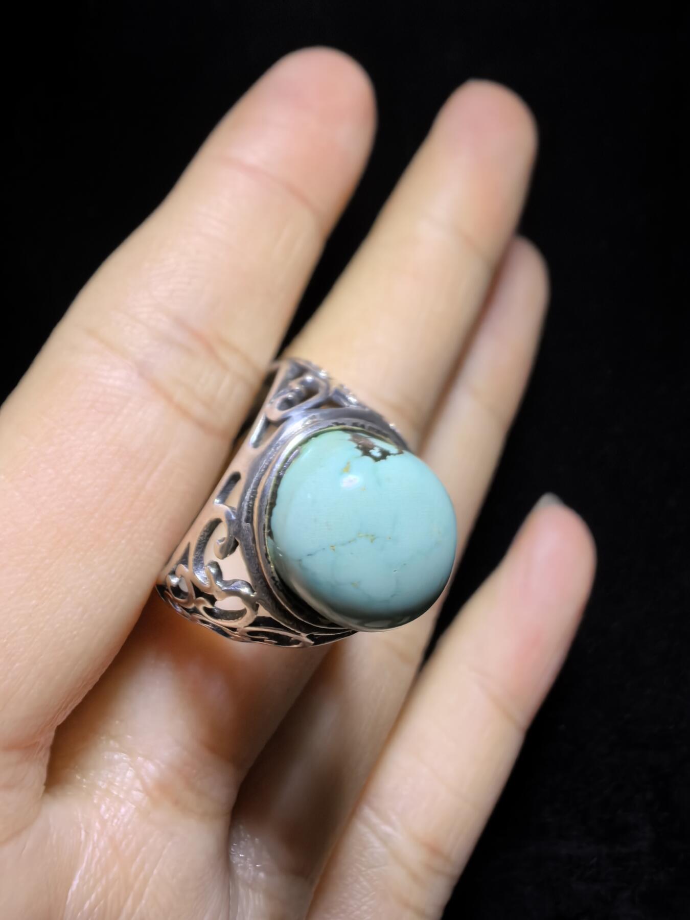 原矿绿松石男款戒指，无优化，无染色高瓷，高密度，可见天然铁线，裸石尺寸:13mm*11mm纯银镶嵌可调节圈口！