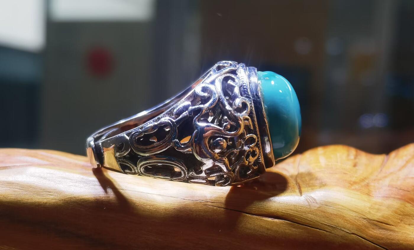 原矿高瓷蓝松石男款戒指，原矿绿松石、无优化，无染色高瓷，高密度，可见天然铁线，裸石尺寸:13mm*11mm纯银镂空镶嵌可调节圈口！