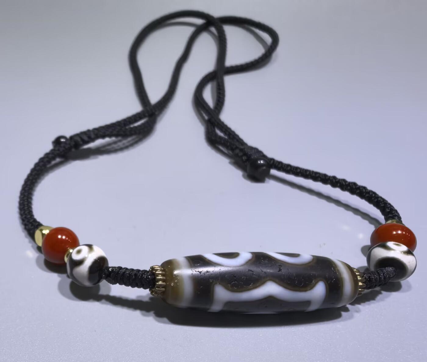 宝盖三眼天珠项链锁骨链吊坠挂件男女款，这款天珠（熊猫三眼天珠）又成"宝盖三眼天珠"咬线清晰，胎脂油润，晕色独特！
尺寸:3.7*1.1cm