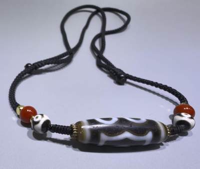 宝盖三眼天珠项链锁骨链吊坠挂件男女款，这款天珠（熊猫三眼天珠）又成"宝盖三眼天珠"咬线清晰，胎脂油润，晕色独特！
尺寸:3.7*1.1cm