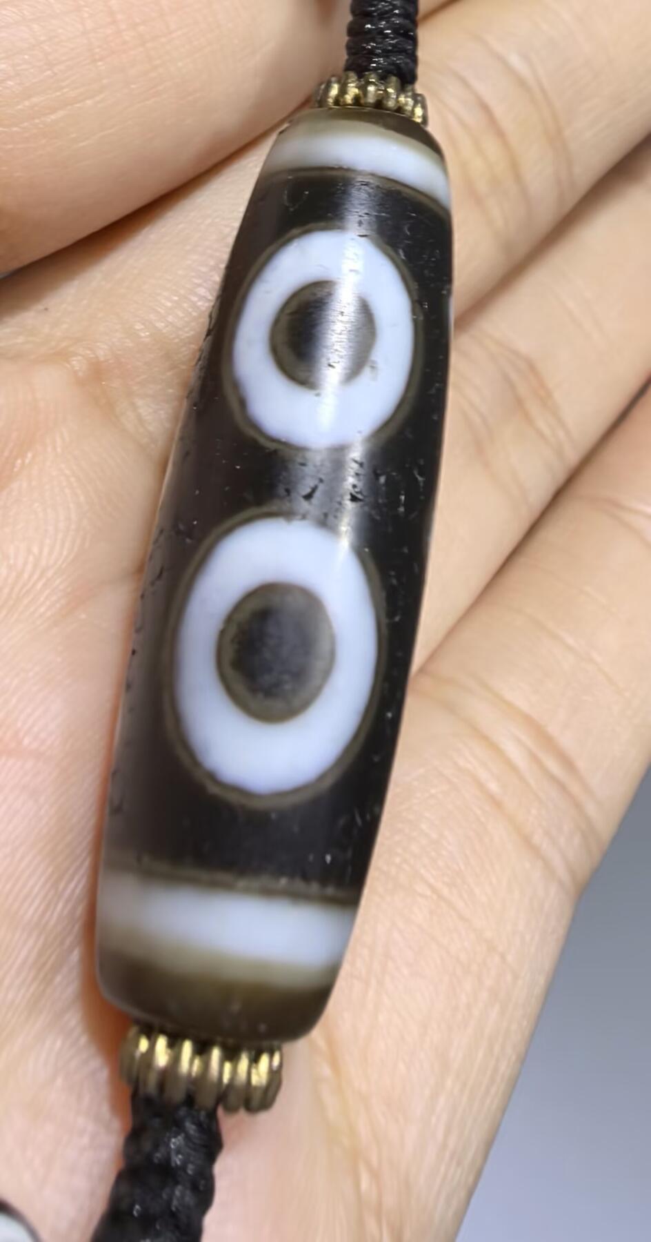 宝盖三眼天珠项链锁骨链吊坠挂件男女款，这款天珠（熊猫三眼天珠）又成"宝盖三眼天珠"咬线清晰，胎脂油润，晕色独特！
尺寸:3.7*1.1cm