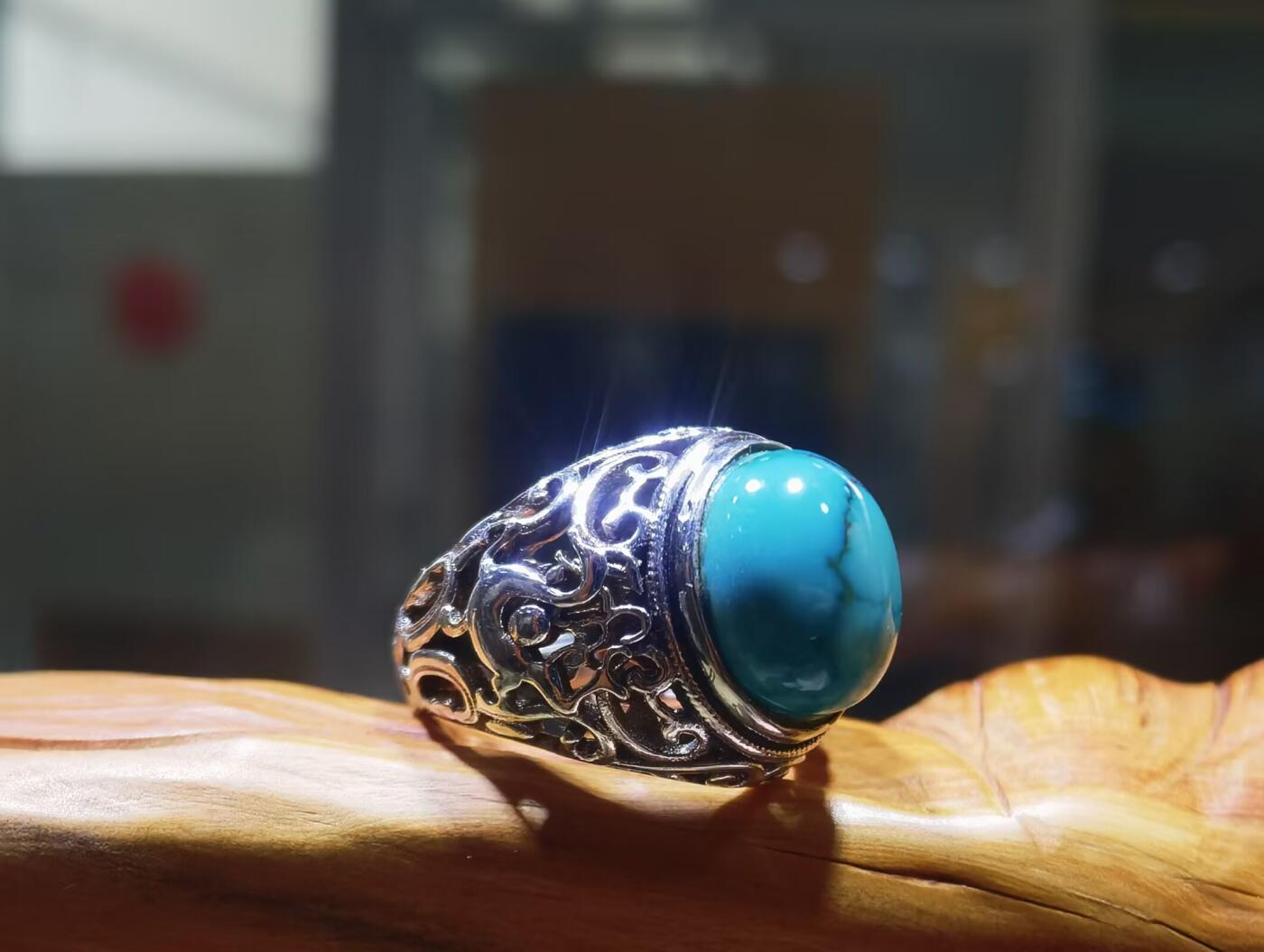 原矿高瓷蓝松石男款戒指，原矿绿松石、无优化，无染色高瓷，高密度，可见天然铁线，裸石尺寸:13mm*11mm纯银镂空镶嵌可调节圈口！