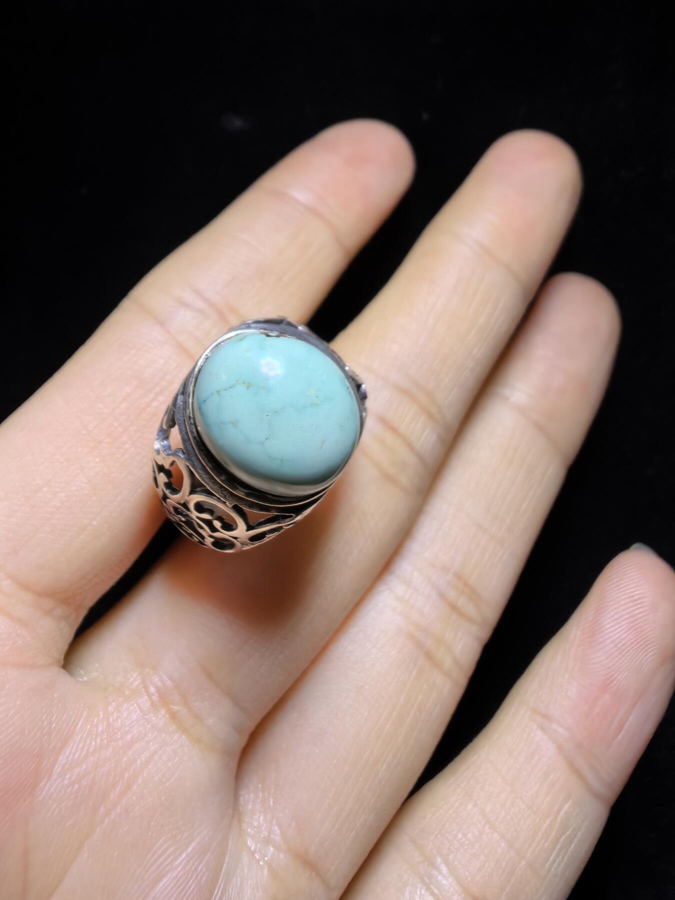 原矿绿松石男款戒指，无优化，无染色高瓷，高密度，可见天然铁线，裸石尺寸:13mm*11mm纯银镶嵌可调节圈口！