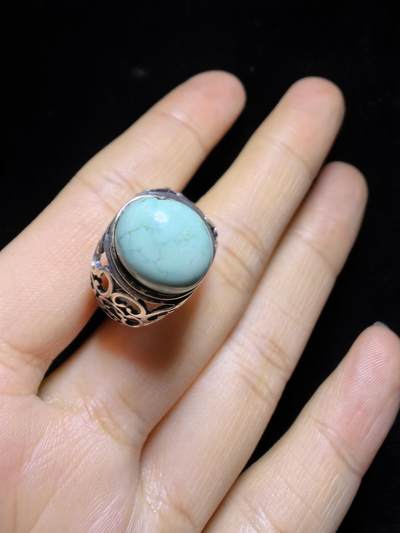 原矿绿松石男款戒指，无优化，无染色高瓷，高密度，可见天然铁线，裸石尺寸:13mm*11mm纯银镶嵌可调节圈口！