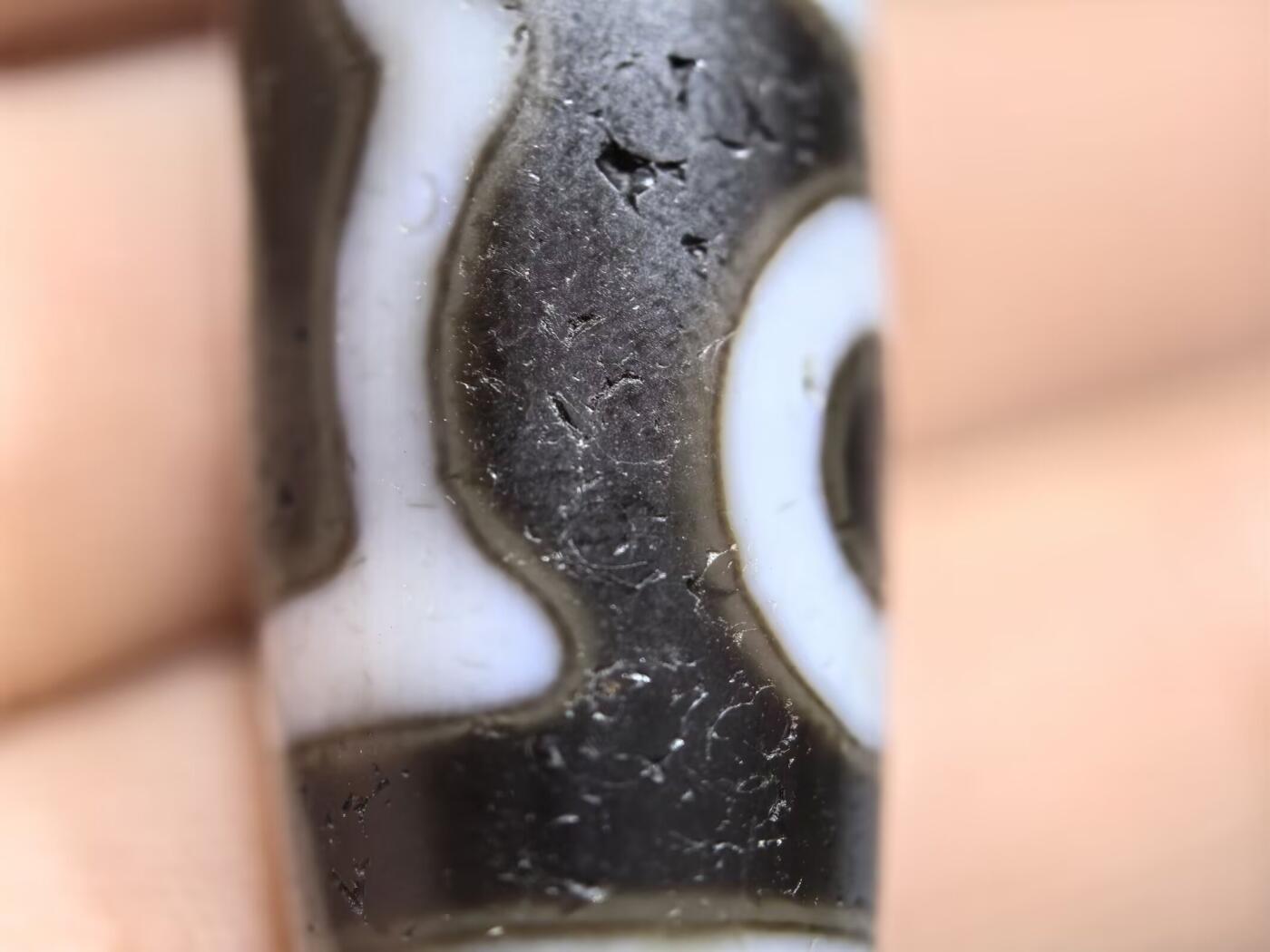 宝盖三眼天珠项链锁骨链吊坠挂件男女款，这款天珠（熊猫三眼天珠）又成"宝盖三眼天珠"咬线清晰，胎脂油润，晕色独特！
尺寸:3.7*1.1cm