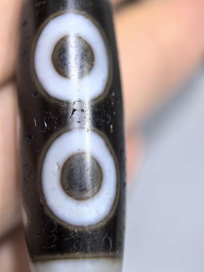 宝盖三眼天珠项链锁骨链吊坠挂件男女款，这款天珠（熊猫三眼天珠）又成"宝盖三眼天珠"咬线清晰，胎脂油润，晕色独特！
尺寸:3.7*1.1cm