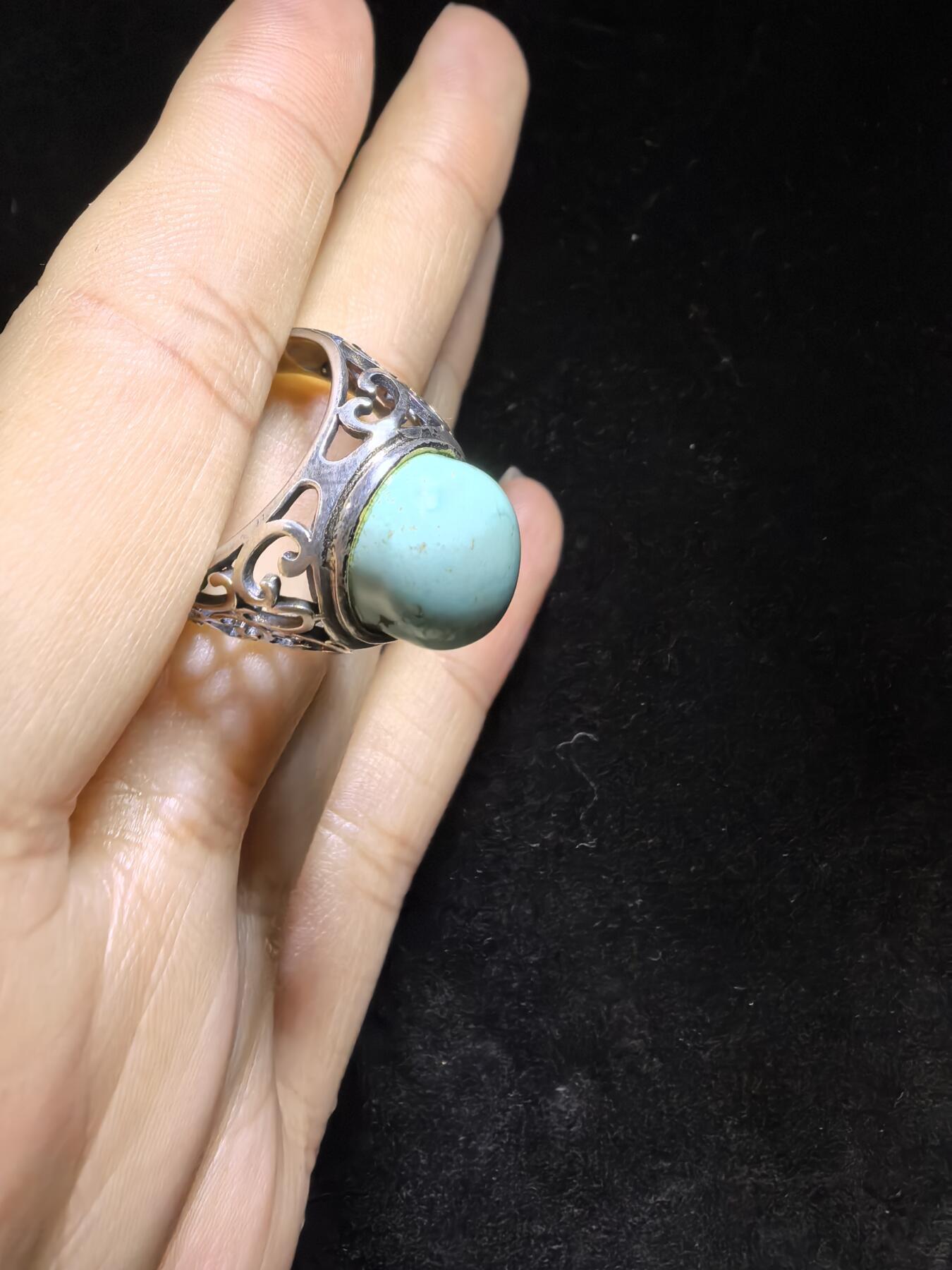 原矿绿松石男款戒指，无优化，无染色高瓷，高密度，可见天然铁线，裸石尺寸:13mm*11mm纯银镶嵌可调节圈口！
