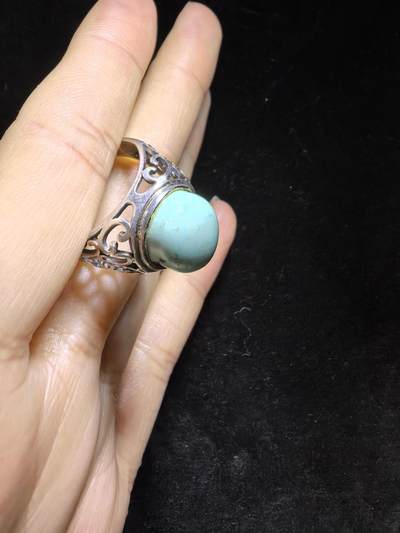 原矿绿松石男款戒指，无优化，无染色高瓷，高密度，可见天然铁线，裸石尺寸:13mm*11mm纯银镶嵌可调节圈口！