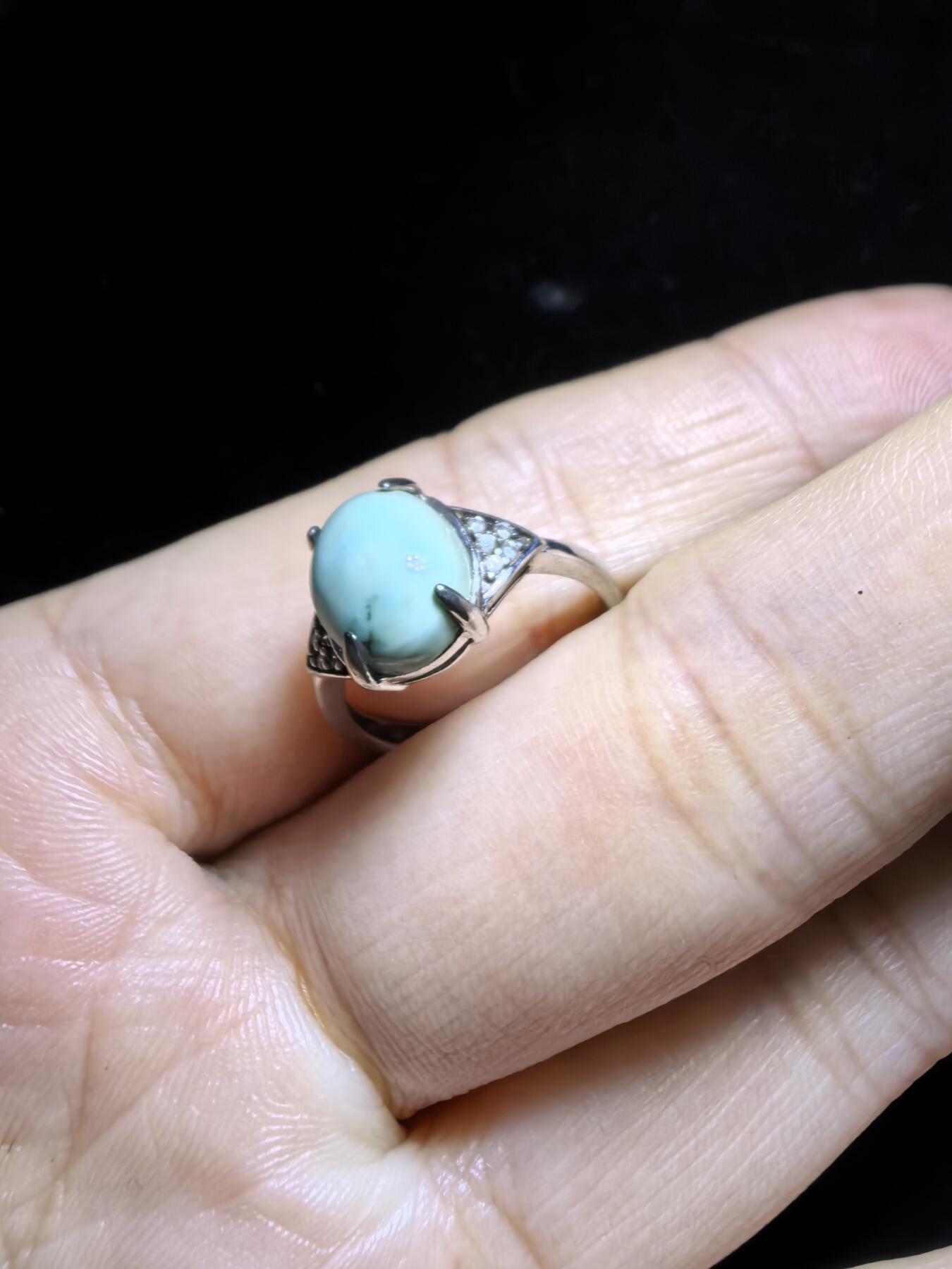 原矿无优化绿松石女款戒指，高瓷，无优化，清新淡雅。纯银镶嵌可调节指圈。裸石尺寸：0.9cm*0.7cm