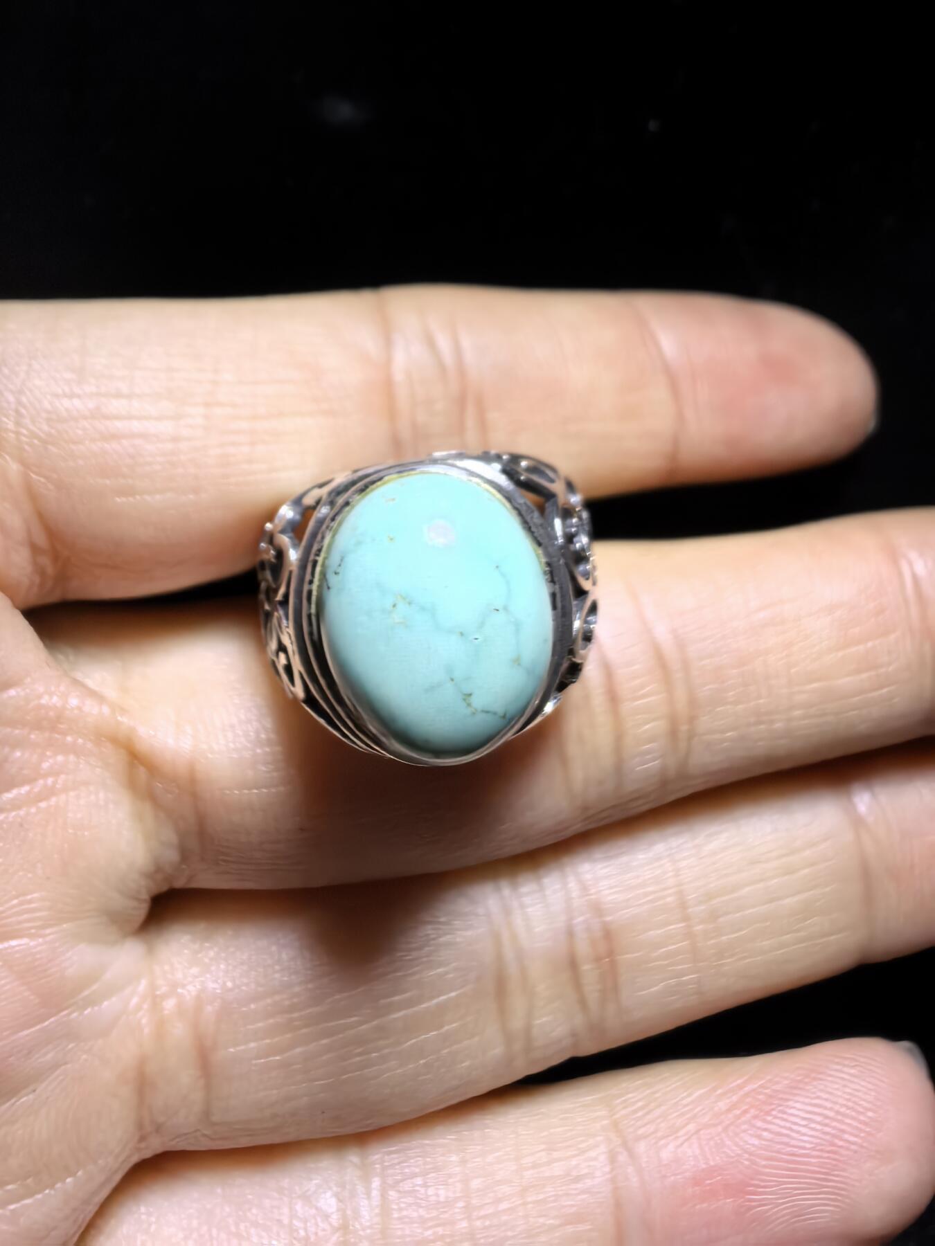 原矿绿松石男款戒指，无优化，无染色高瓷，高密度，可见天然铁线，裸石尺寸:13mm*11mm纯银镶嵌可调节圈口！