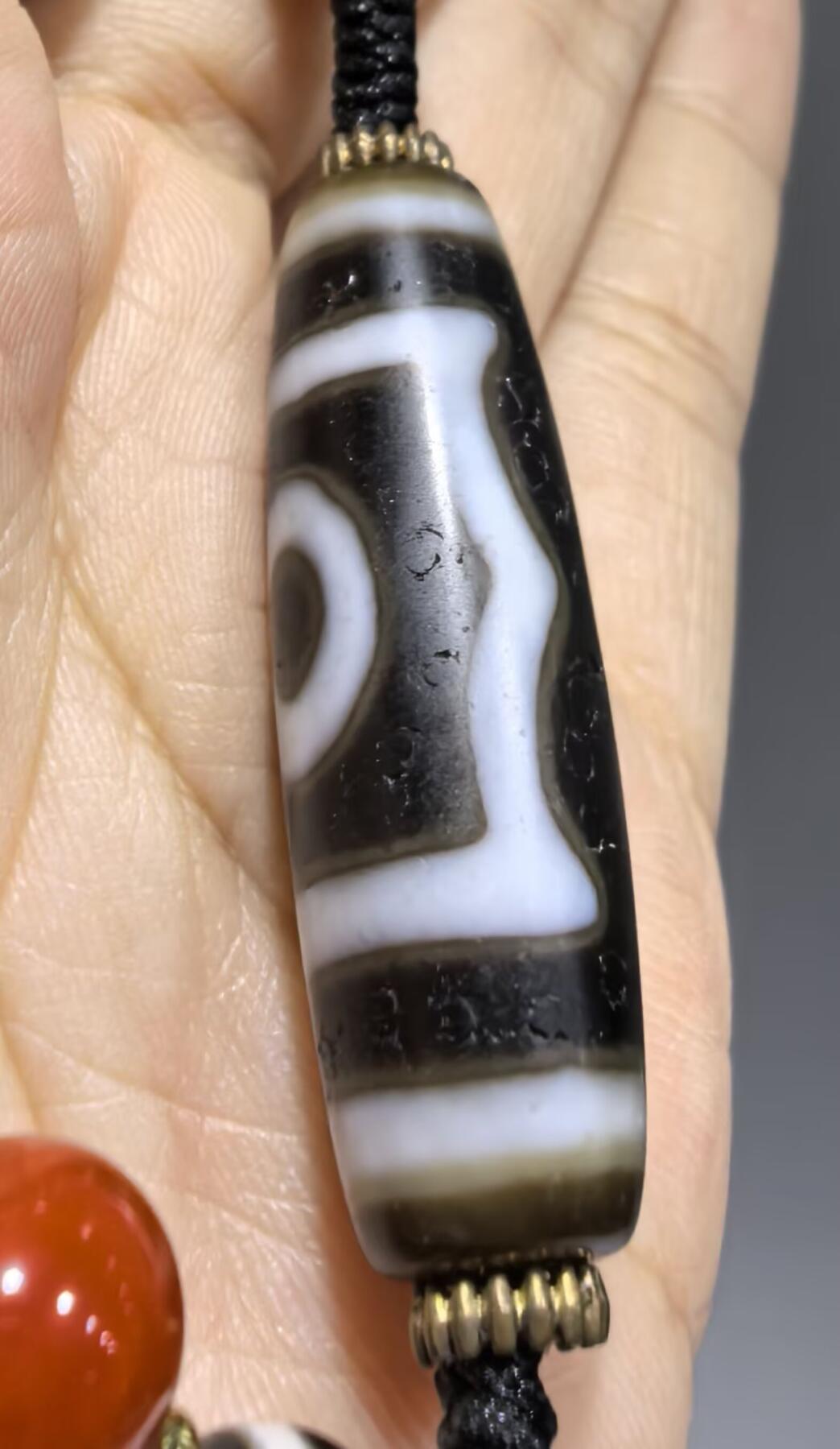 宝盖三眼天珠项链锁骨链吊坠挂件男女款，这款天珠（熊猫三眼天珠）又成"宝盖三眼天珠"咬线清晰，胎脂油润，晕色独特！
尺寸:3.7*1.1cm