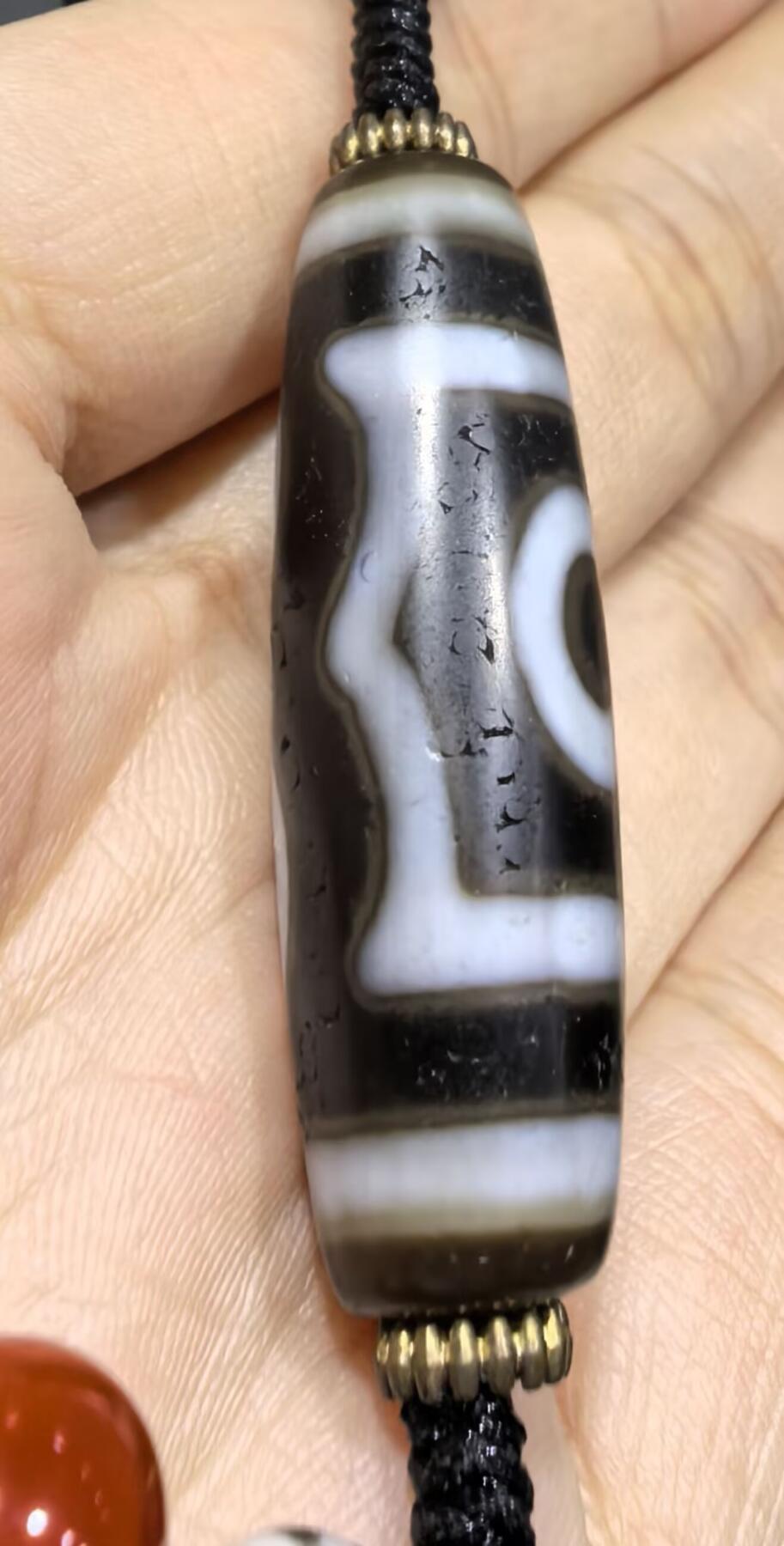 宝盖三眼天珠项链锁骨链吊坠挂件男女款，这款天珠（熊猫三眼天珠）又成"宝盖三眼天珠"咬线清晰，胎脂油润，晕色独特！
尺寸:3.7*1.1cm