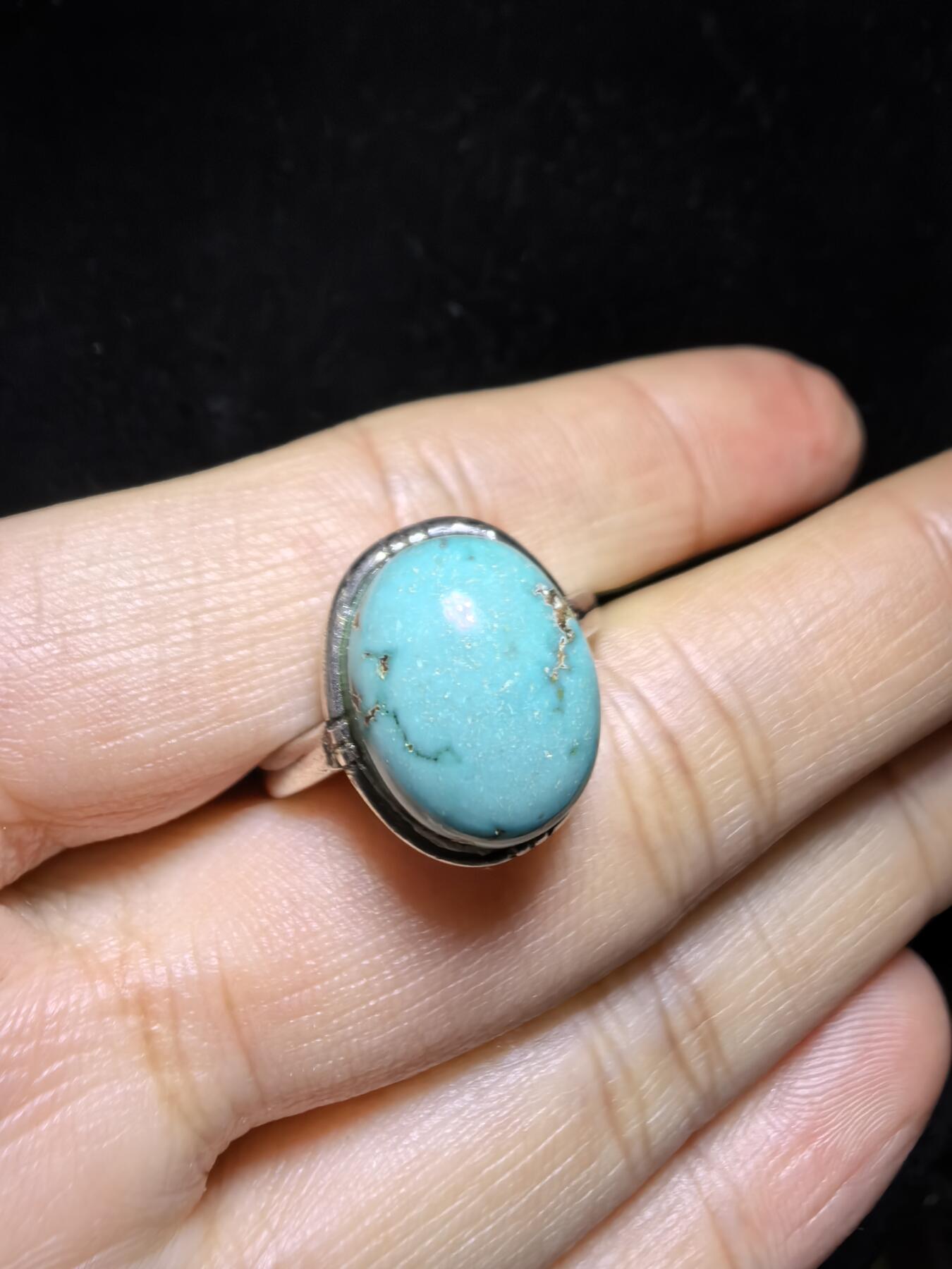 高瓷高蓝原矿无优化松石戒指男女款，高瓷蓝，瓷度极高，可见天然铁线。尺寸:1.35cm*11cm纯银镶嵌可调节指圈！