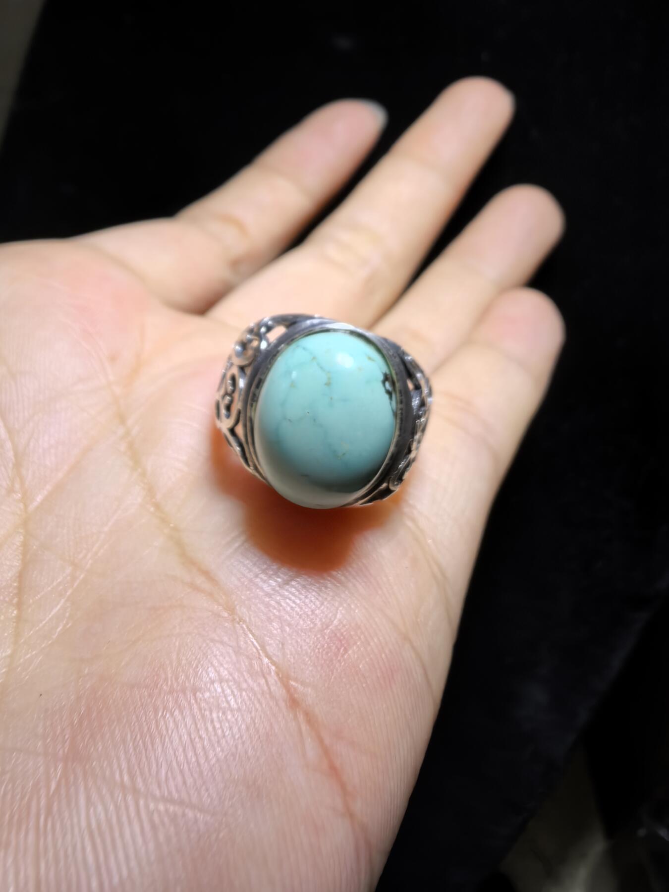 原矿绿松石男款戒指，无优化，无染色高瓷，高密度，可见天然铁线，裸石尺寸:13mm*11mm纯银镶嵌可调节圈口！