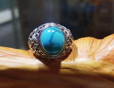 原矿高瓷蓝松石男款戒指，原矿绿松石、无优化，无染色高瓷，高密度，可见天然铁线，裸石尺寸:13mm*11mm纯银镂空镶嵌可调节圈口！