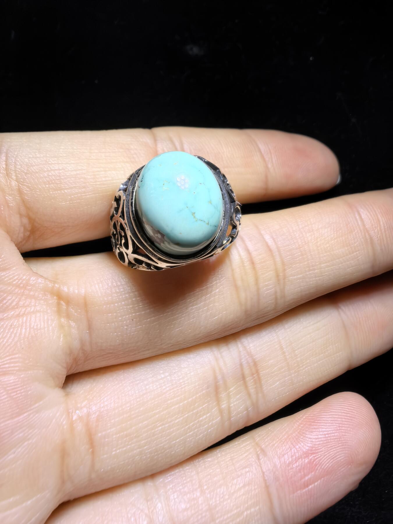 原矿绿松石男款戒指，无优化，无染色高瓷，高密度，可见天然铁线，裸石尺寸:13mm*11mm纯银镶嵌可调节圈口！